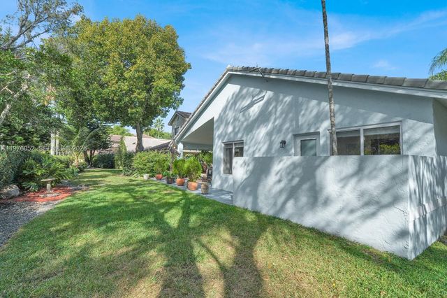 2091 Island Cir, Weston, FL 33326