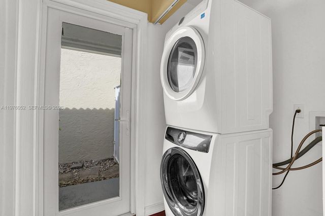 2091 Island Cir, Weston, FL 33326