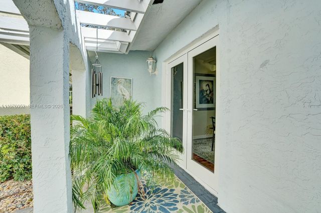 2091 Island Cir, Weston, FL 33326