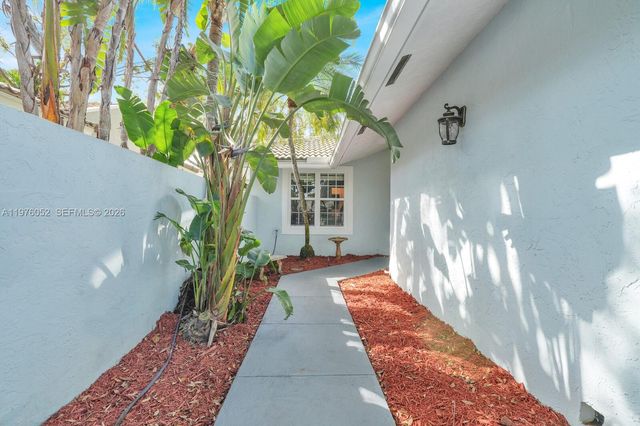 2091 Island Cir, Weston, FL 33326