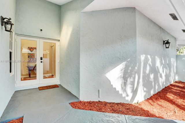 2091 Island Cir, Weston, FL 33326