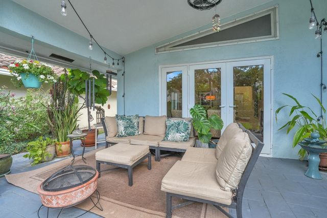 2091 Island Cir, Weston, FL 33326