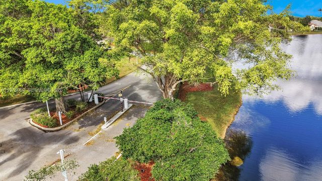 2091 Island Cir, Weston, FL 33326