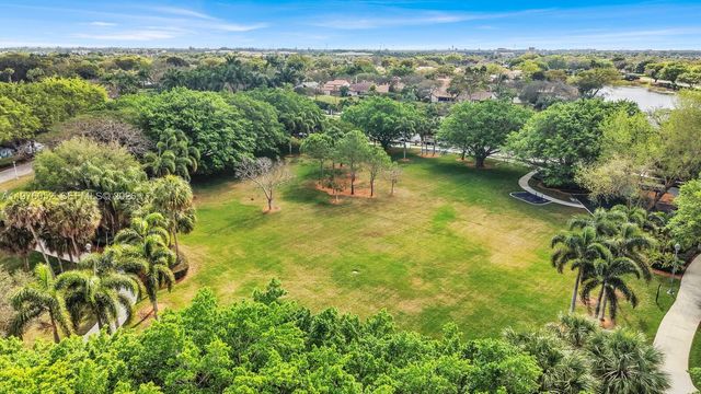 2091 Island Cir, Weston, FL 33326