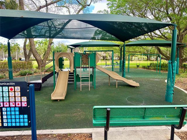 2091 Island Cir, Weston, FL 33326