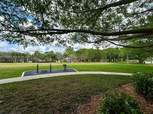 2091 Island Cir, Weston, FL 33326