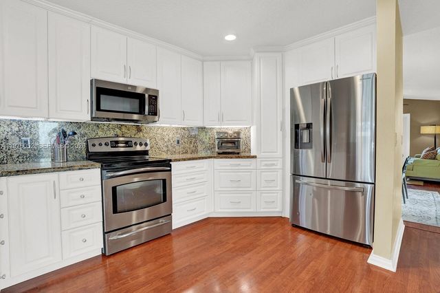 2091 Island Cir, Weston, FL 33326