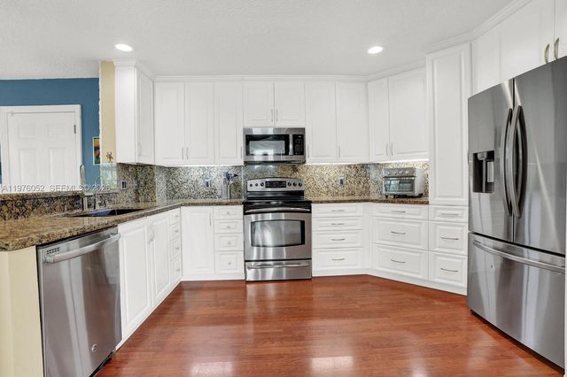 2091 Island Cir, Weston, FL 33326