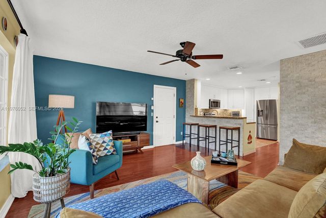 2091 Island Cir, Weston, FL 33326