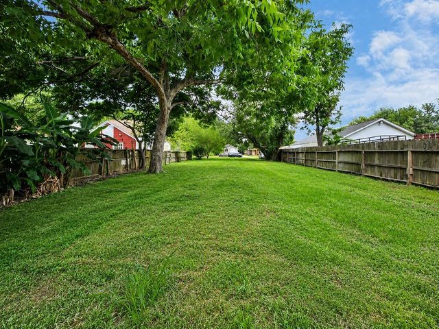111 6th Avenue N, Texas City, TX 77590