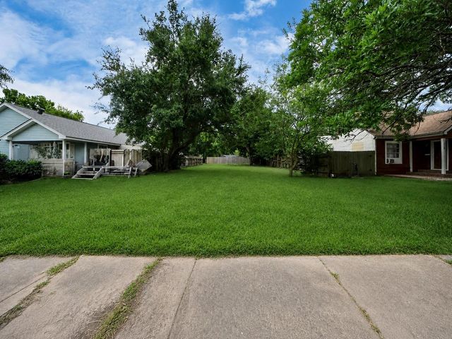 111 6th Avenue N, Texas City, TX 77590