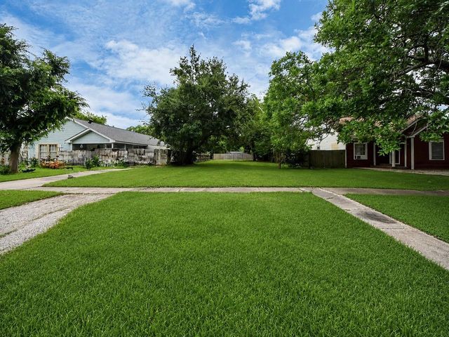 111 6th Avenue N, Texas City, TX 77590