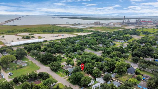 111 6th Avenue N, Texas City, TX 77590