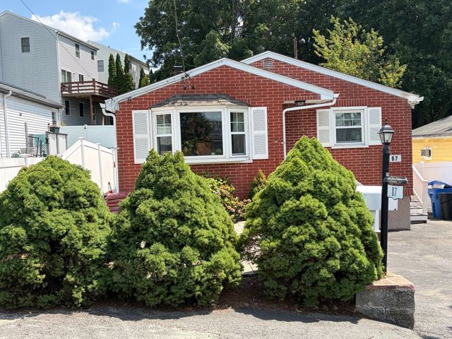 87 Pine Hill Cir, Waltham, MA 02451