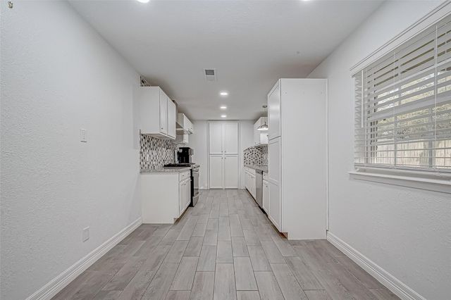 909 Oak Vista Court, Friendswood, TX 77546