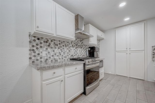 909 Oak Vista Court, Friendswood, TX 77546