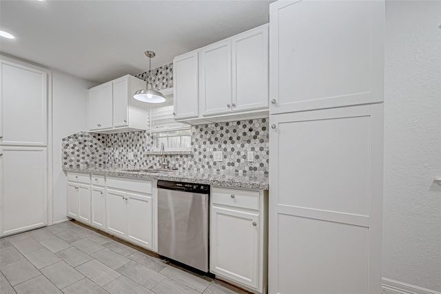 909 Oak Vista Court, Friendswood, TX 77546