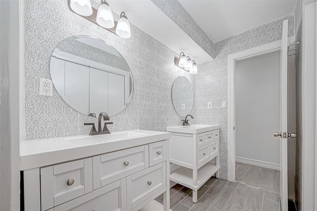 909 Oak Vista Court, Friendswood, TX 77546