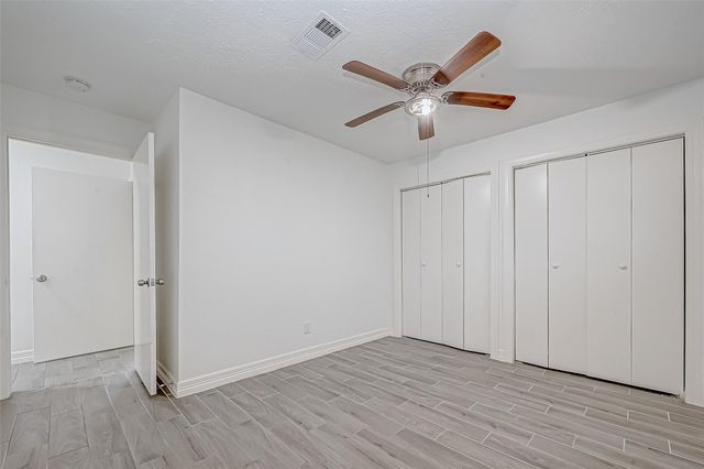 909 Oak Vista Court, Friendswood, TX 77546