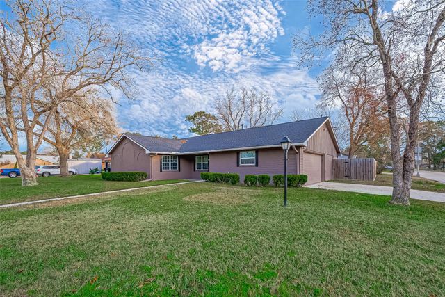 909 Oak Vista Court, Friendswood, TX 77546