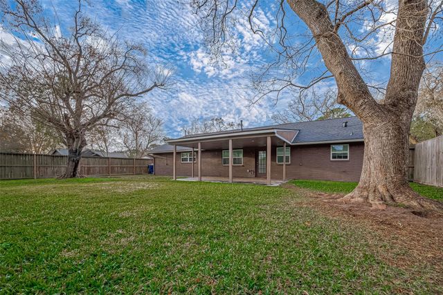 909 Oak Vista Court, Friendswood, TX 77546