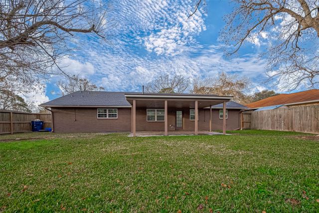 909 Oak Vista Court, Friendswood, TX 77546