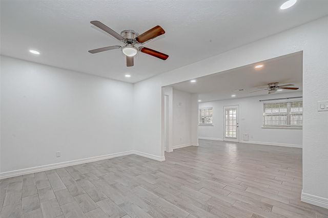 909 Oak Vista Court, Friendswood, TX 77546