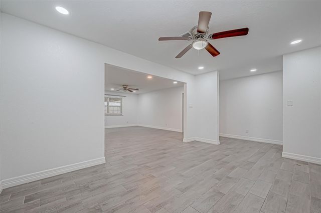 909 Oak Vista Court, Friendswood, TX 77546