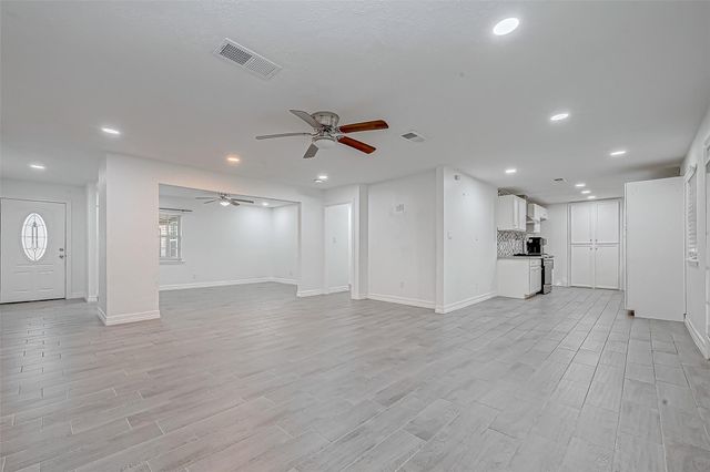 909 Oak Vista Court, Friendswood, TX 77546