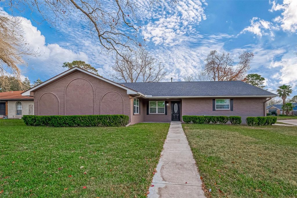 909 Oak Vista Court, Friendswood, TX 77546