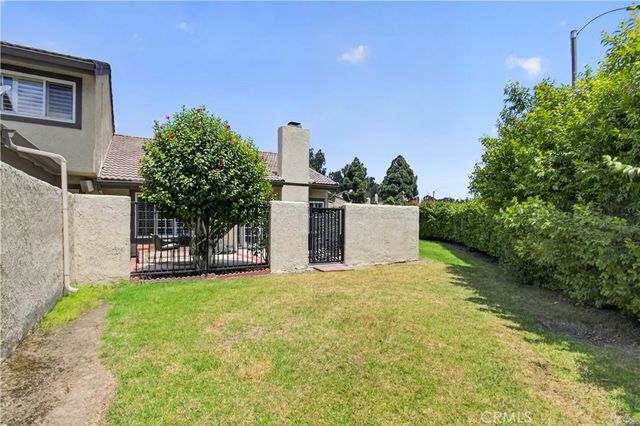 8488 Oakstone Circle, Huntington Beach, CA 92646