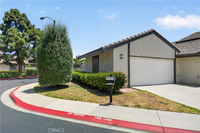 8488 Oakstone Circle, Huntington Beach, CA 92646