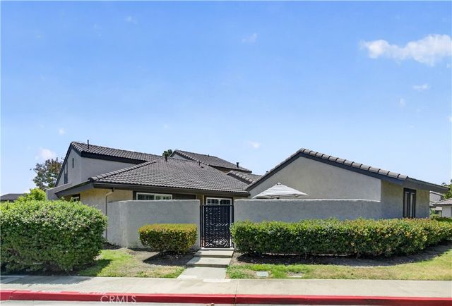 8488 Oakstone Circle, Huntington Beach, CA 92646