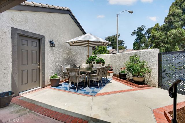 8488 Oakstone Circle, Huntington Beach, CA 92646