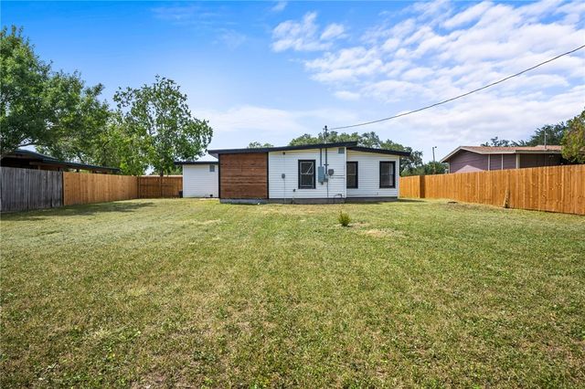 1204 Rose Dr, Alice, TX 78332