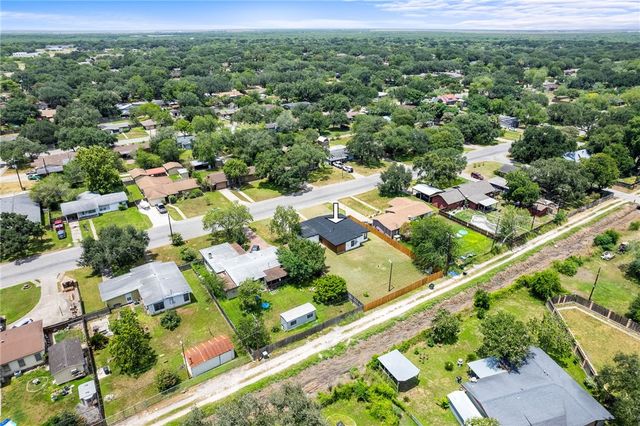 1204 Rose Dr, Alice, TX 78332