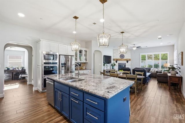 12707 Parkerhill Drive, Bakersfield, CA 93311