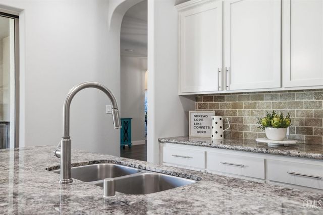 12707 Parkerhill Drive, Bakersfield, CA 93311