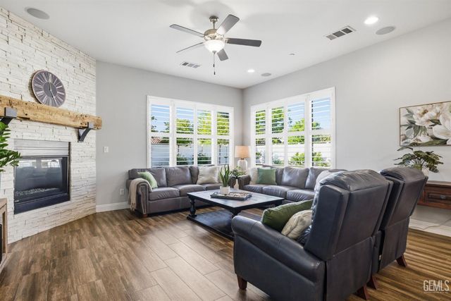 12707 Parkerhill Drive, Bakersfield, CA 93311