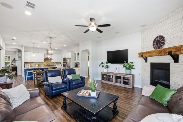 12707 Parkerhill Drive, Bakersfield, CA 93311