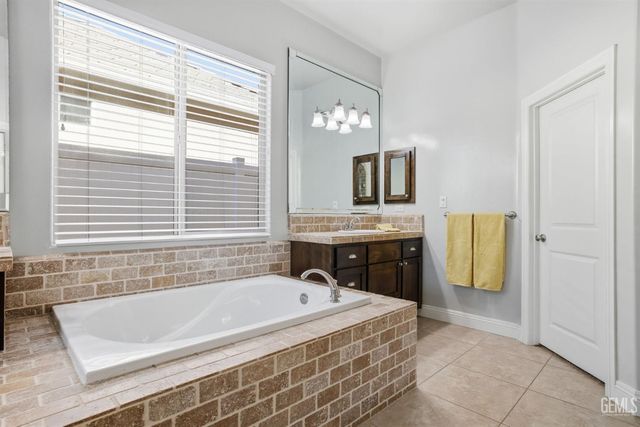 12707 Parkerhill Drive, Bakersfield, CA 93311