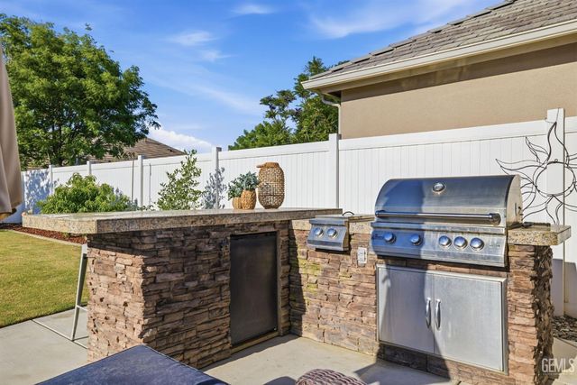 12707 Parkerhill Drive, Bakersfield, CA 93311