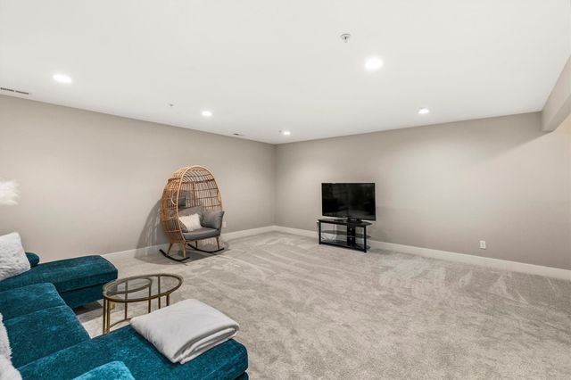 4429 Lower Beaver Road, Des Moines, IA 50310