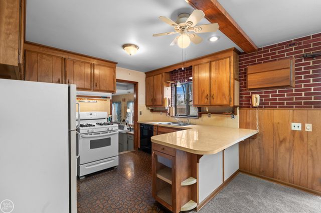 28413 RUEHLE Street, St Clair Shores, MI 48081