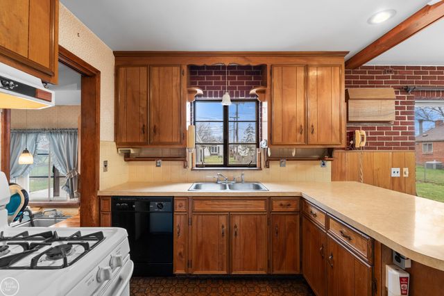 28413 RUEHLE Street, St Clair Shores, MI 48081