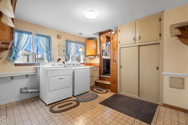 28413 RUEHLE Street, St Clair Shores, MI 48081