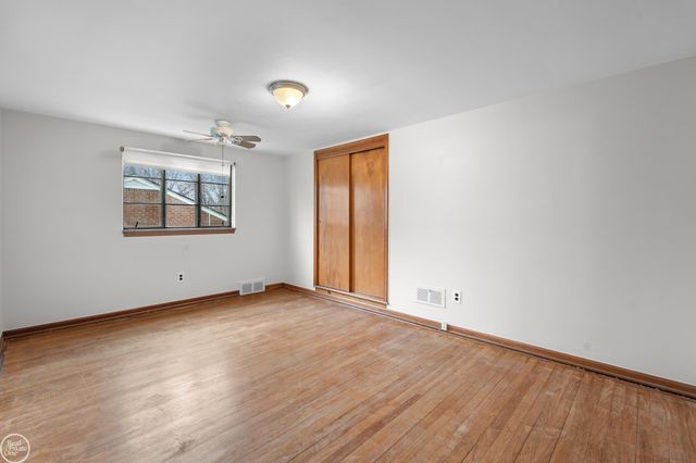 28413 RUEHLE Street, St Clair Shores, MI 48081