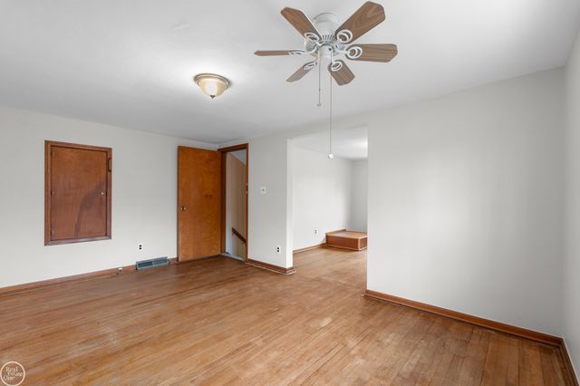 28413 RUEHLE Street, St Clair Shores, MI 48081