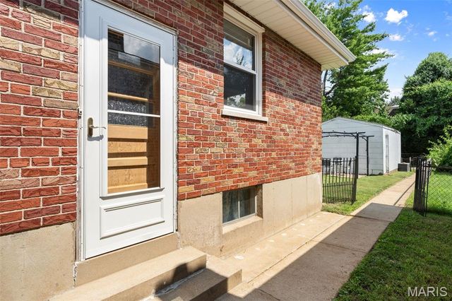 3927 French Court, St Louis, MO 63116