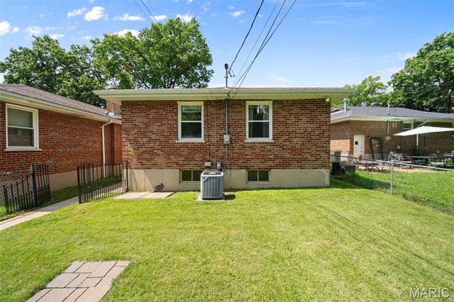 3927 French Court, St Louis, MO 63116